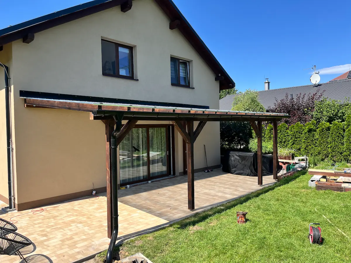 Dřevěná zahradní pergola – pohled ze zahrady