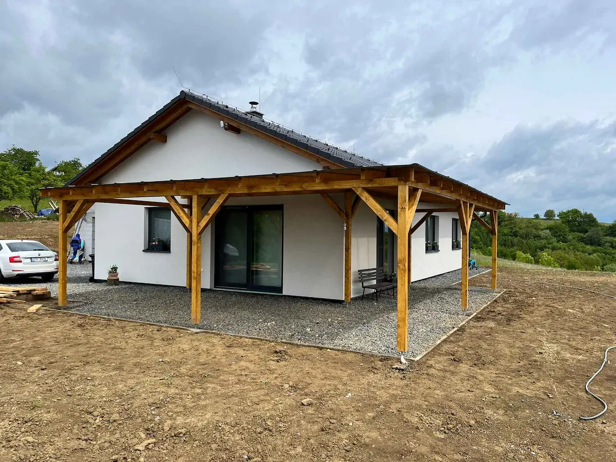 Dřevěná zahradní pergola – detail střechy
