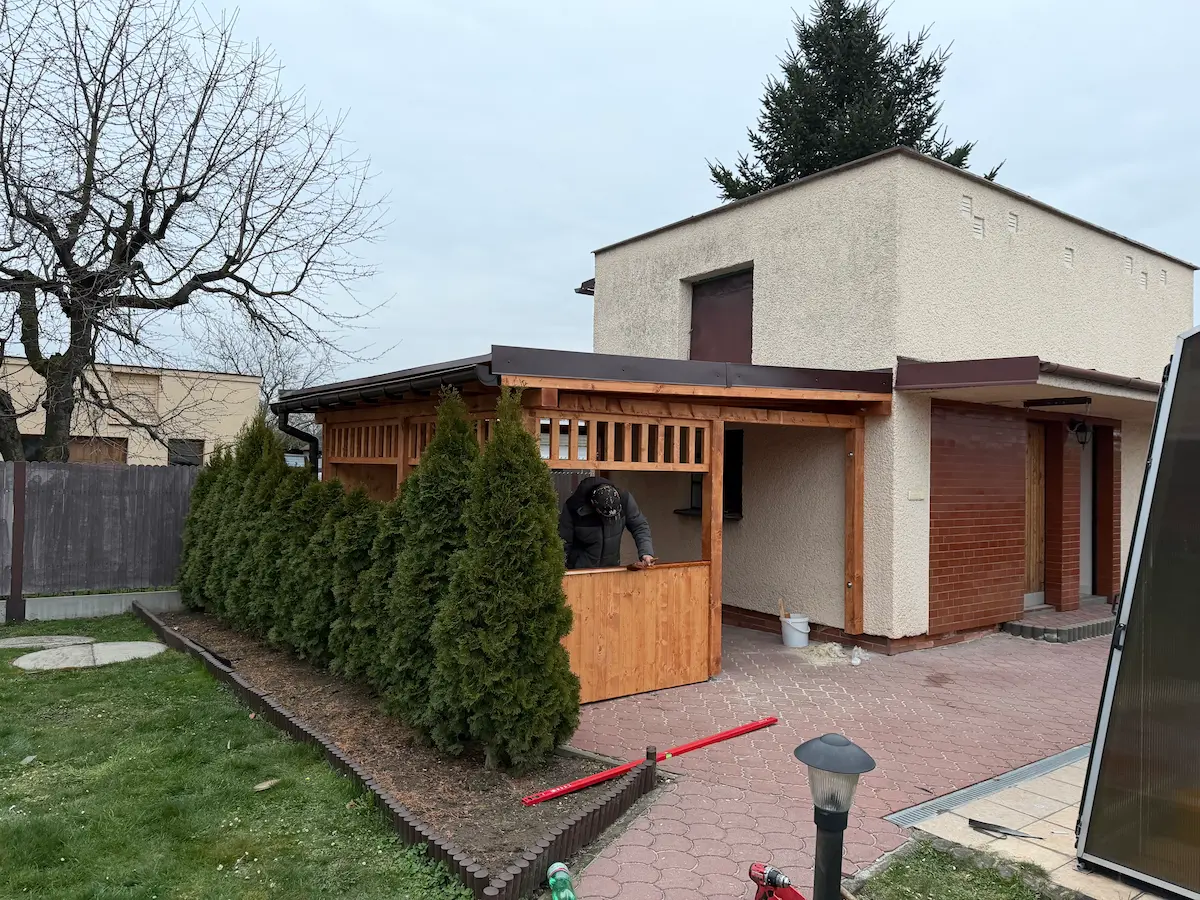 Dřevěná zahradní pergola – pohled s okolní zelení