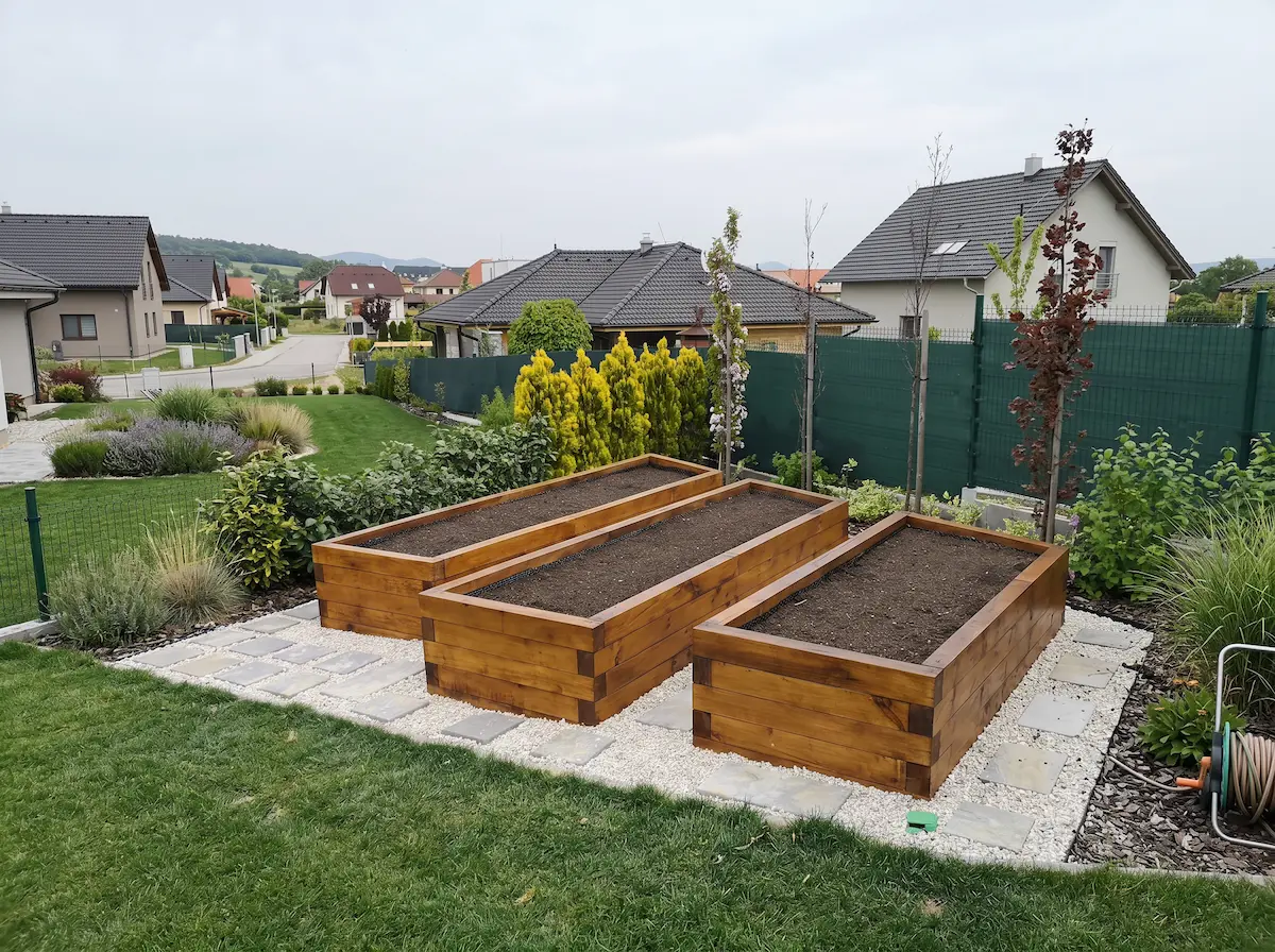 Dřevěné vyvýšené záhony – pohled 4